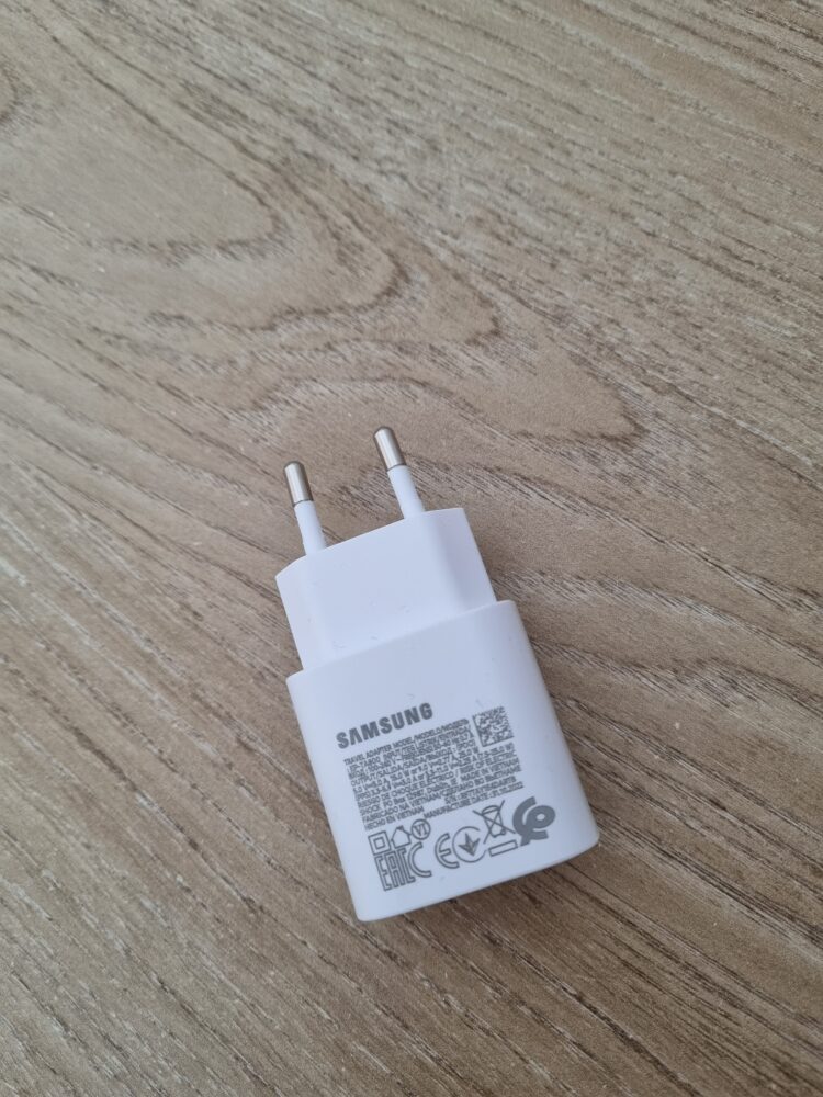 Telefono SAMSUNG pakrovėjas. SAMSUNG FAST CHARGER EP-TA800N (WITHOUT CABLE), WHITE Batteries for phones, video cameras cases protecting glasses and other parts